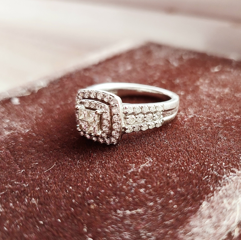 Engagement ring - Picture 1 of 2